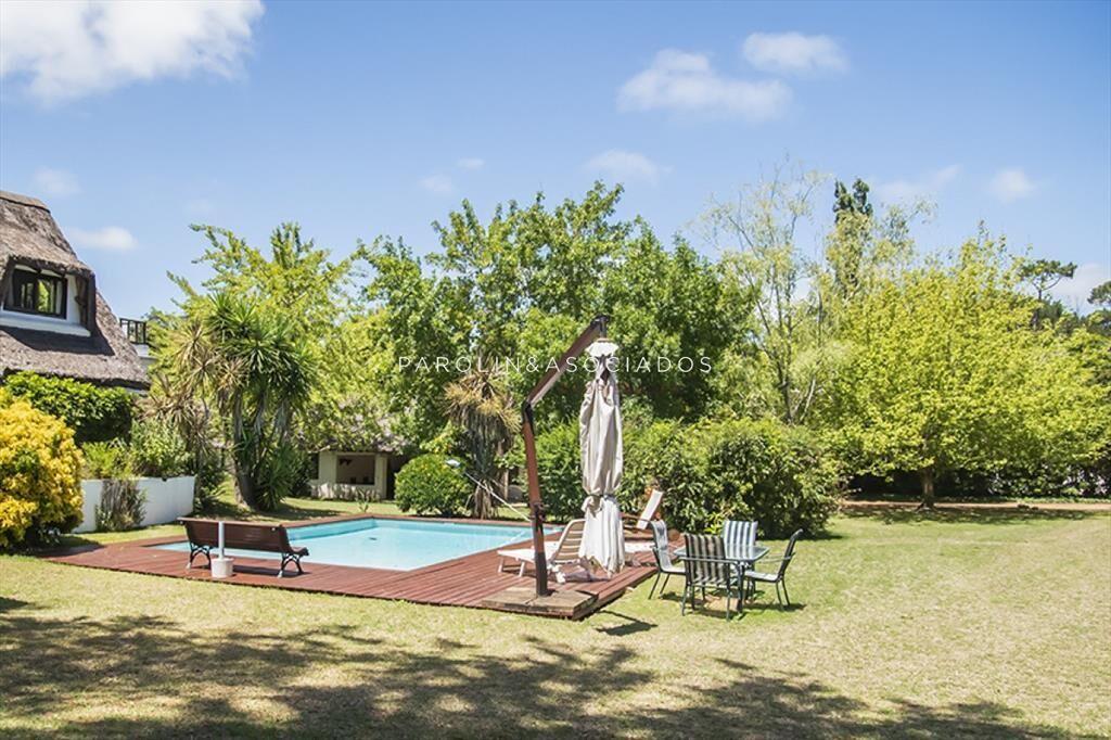 Casa de gran porte en venta en Golf, Punta del Este.