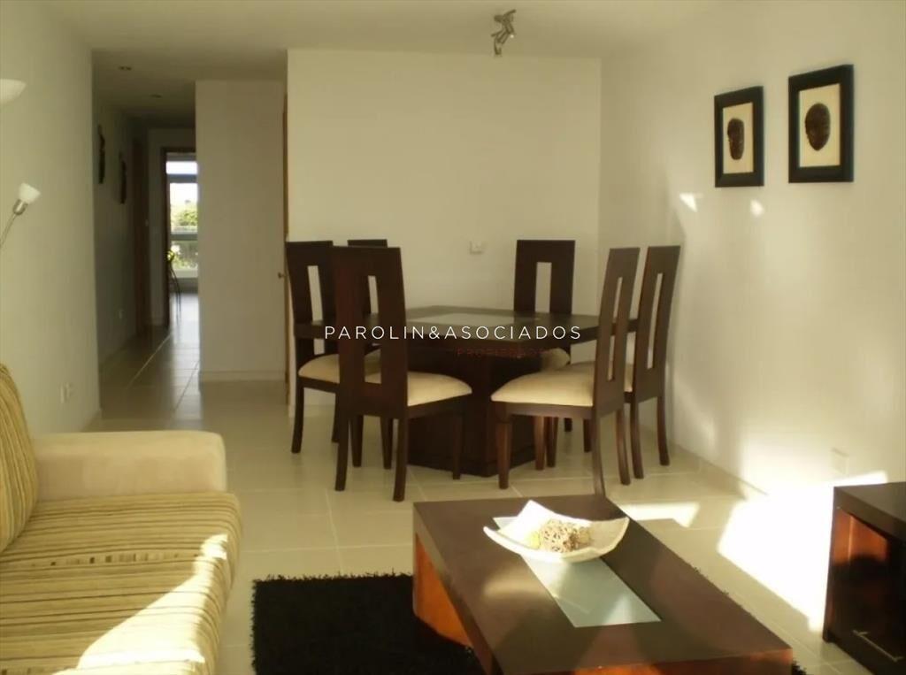 DEPARTAMENTO DE 2 DORMITORIOS  EN SEASON TOWER, PUNTA DEL