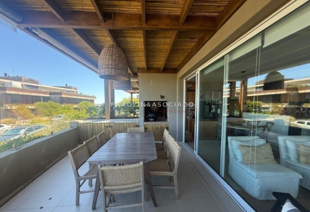 Departamento  en Venta de 3 Dormitorios de la al