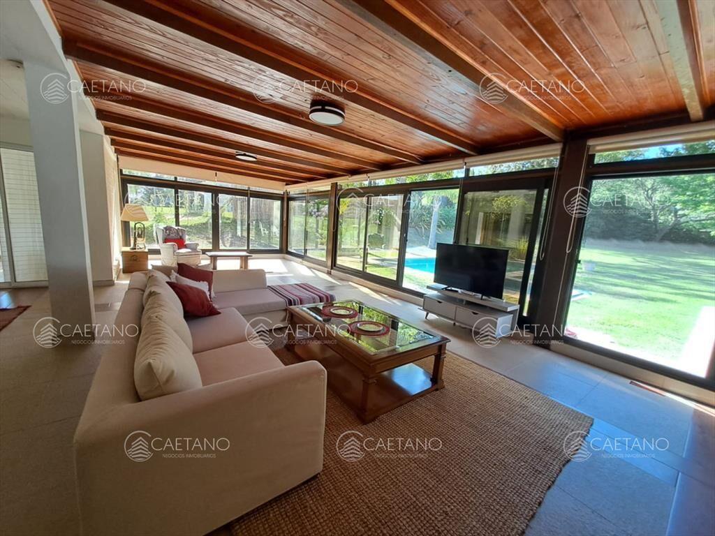 Espaciosa Casa en Barrio Privado de 6 dorm y en