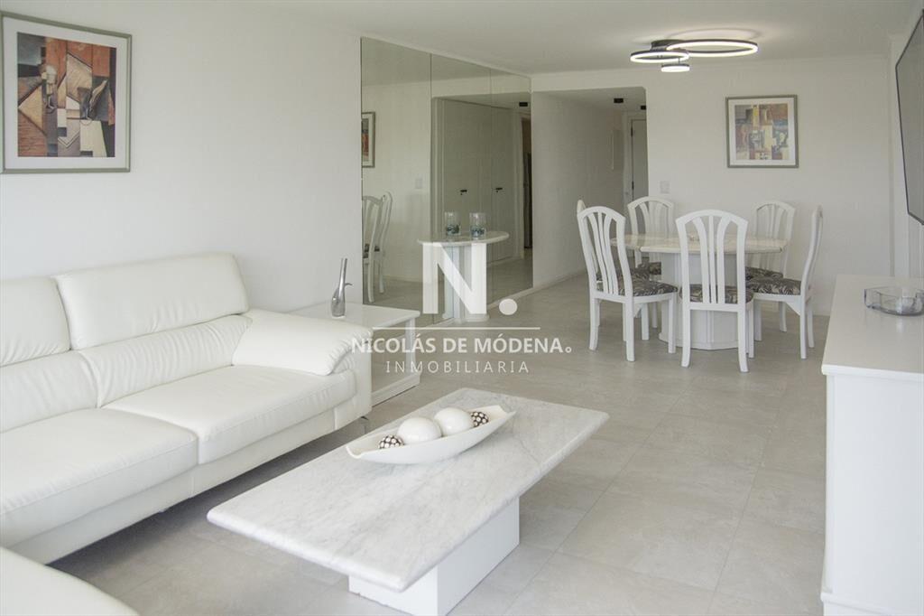 Vende apartamento de 2 dormitorios y medio en del