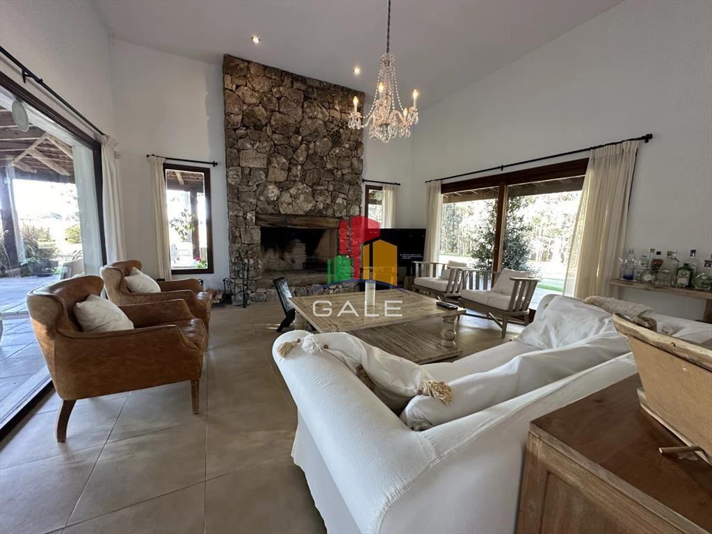 Venta casa en barrio semi cerrado Las Silvias,