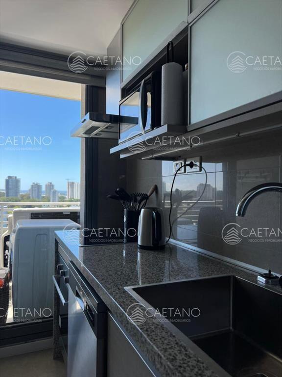 Vende apartamento de 2 dormitorios en suite, con
