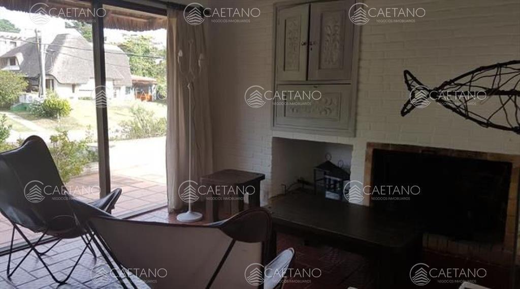 Venta de casa de 2 dormitorios y dependencia de