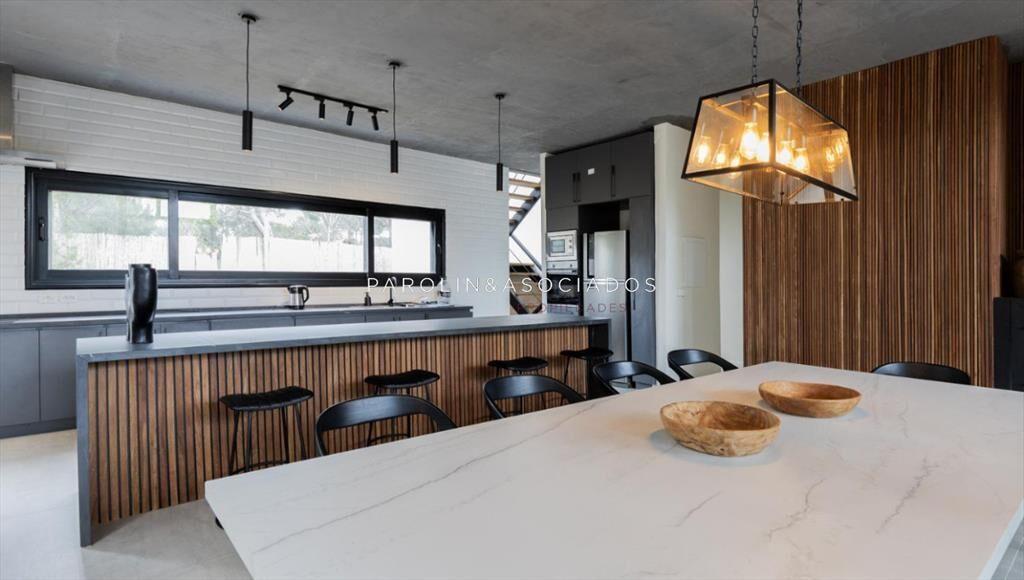 Casa de 4 Dormitorios en Venta en Laguna Escondida