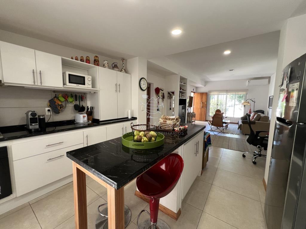 EN VENTA! Espectacular casa reciclada a nueva, con dos apar