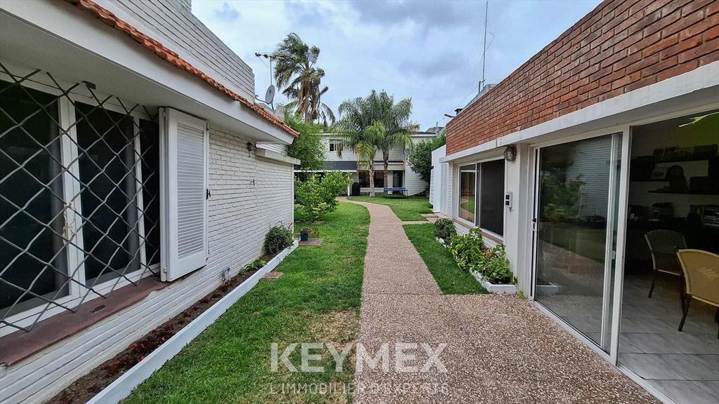 Venta Dos Casas más Apartamento en el Prado. Un solo padrón