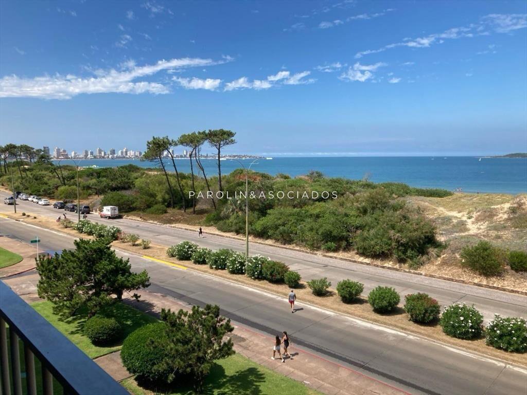 Apartamento En Venta Frente Al Mar, Punta Del Este.