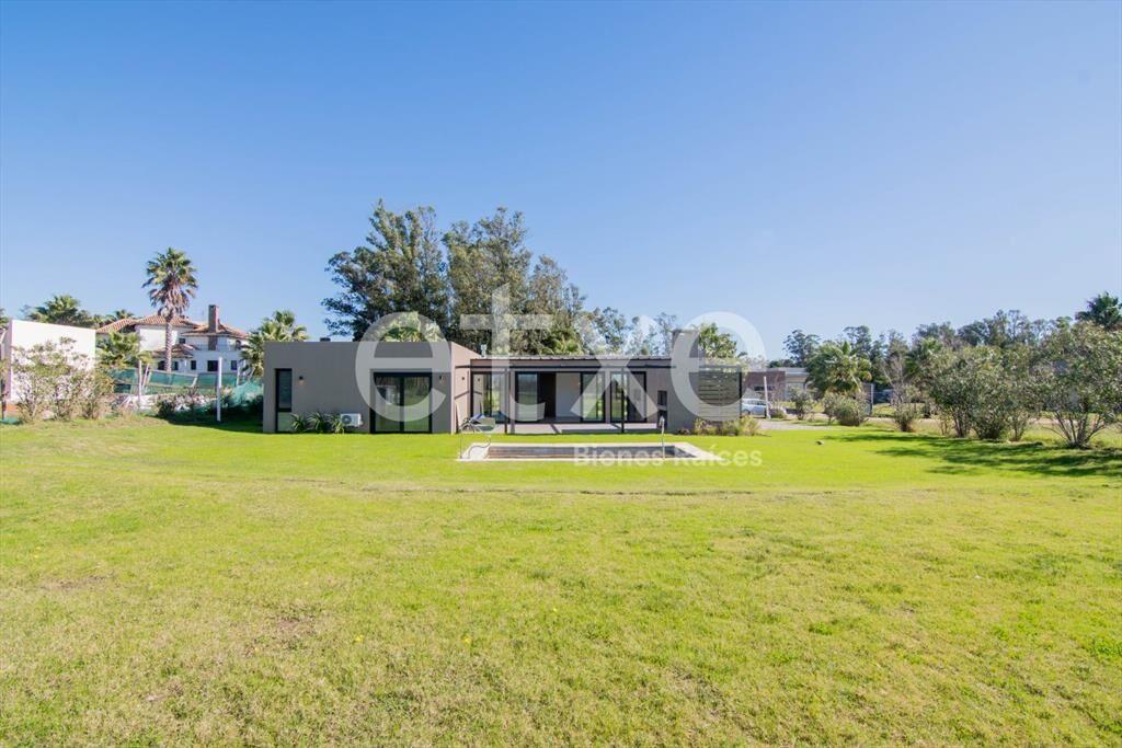 Casa en Venta con Renta en Cumbres de Carrasco...