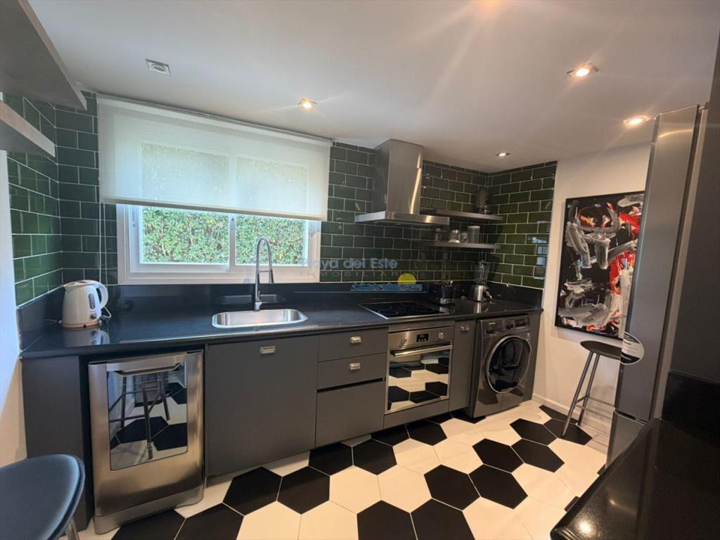 Apartamento de 3 dormitorios en venta en Punta ,