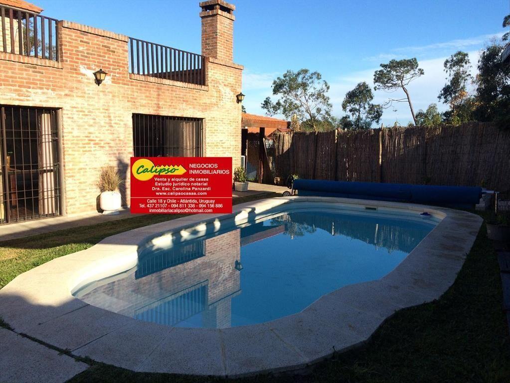 Venta de Casa con Piscina -Próxima a la Playa Mansa- Atlánt