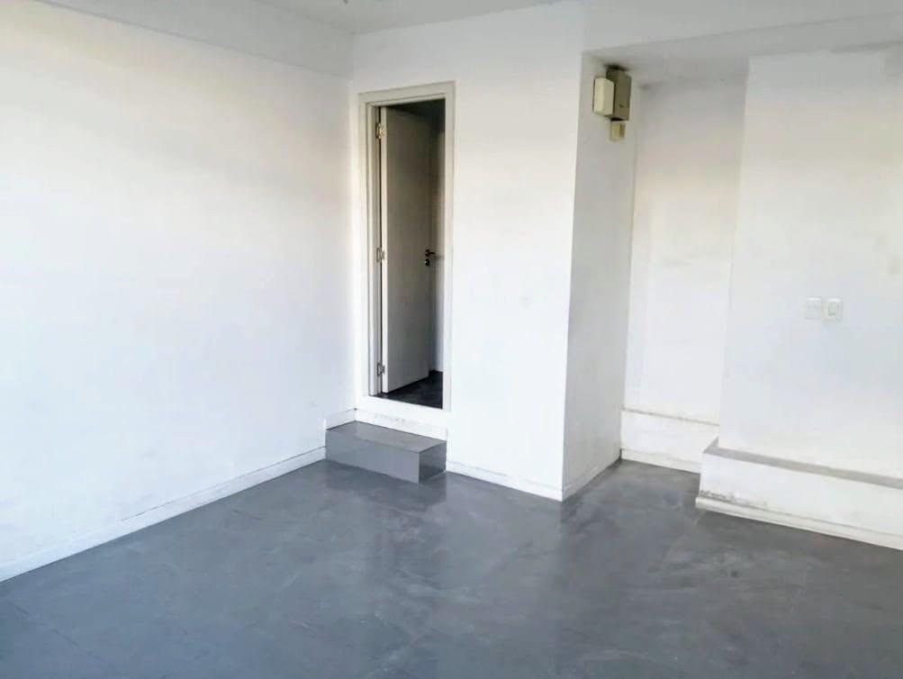 Venta local comercial sobre Av. Italia frente al Parque Bat