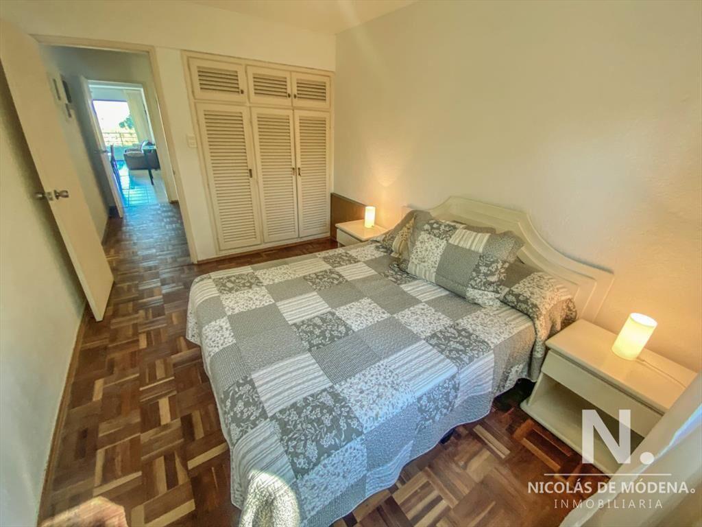 Se vende apartamento en Primera linea playa mansa 2 dormito