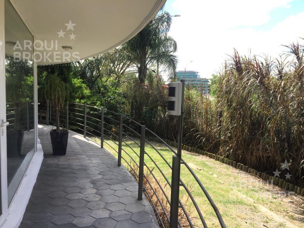 Apartamento de 3 dormitorios y servicio con patio , en Carr