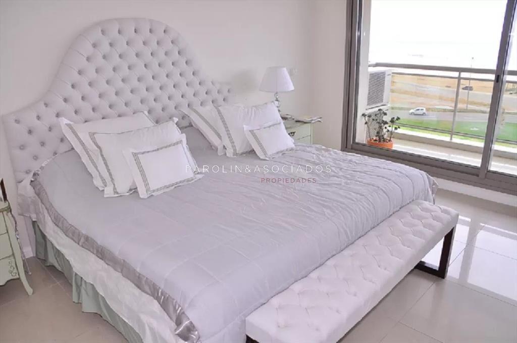 Apartamento en venta a pasos de playa Brava.
