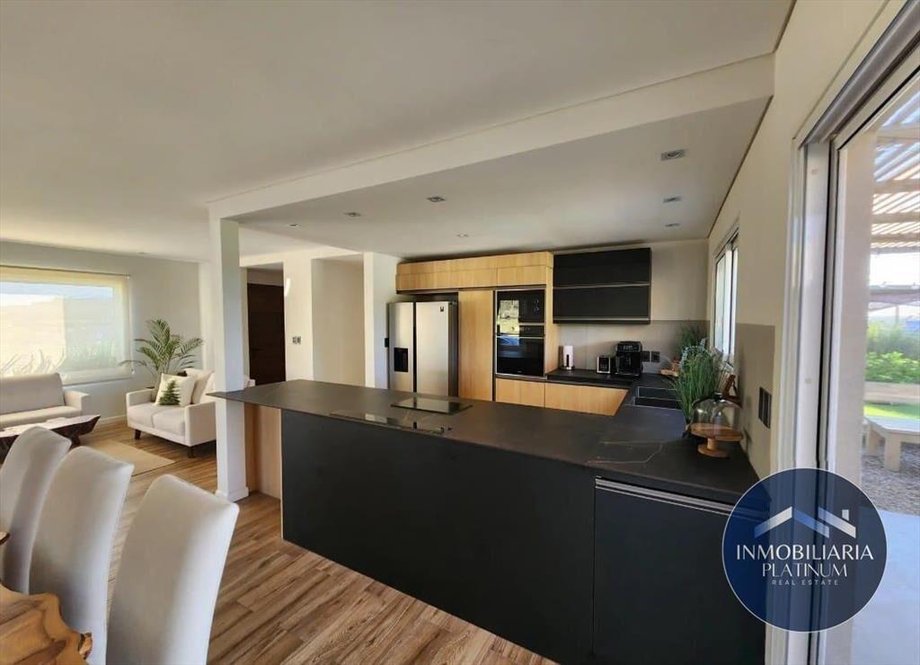 Casa en venta c/ cochera en La Tahona