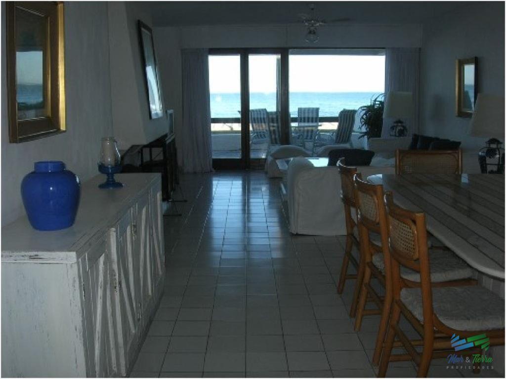 Apartamento de 3 dormitorios frente al mar en y