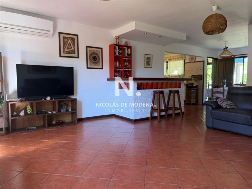 Chaletde 6 dormitorios en venta en barrio Punta