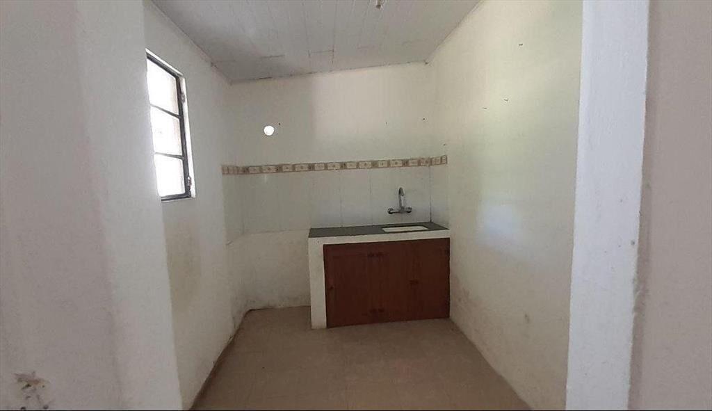 Venta de Casa Reciclada en Salto con Gran Terreno y Excelen