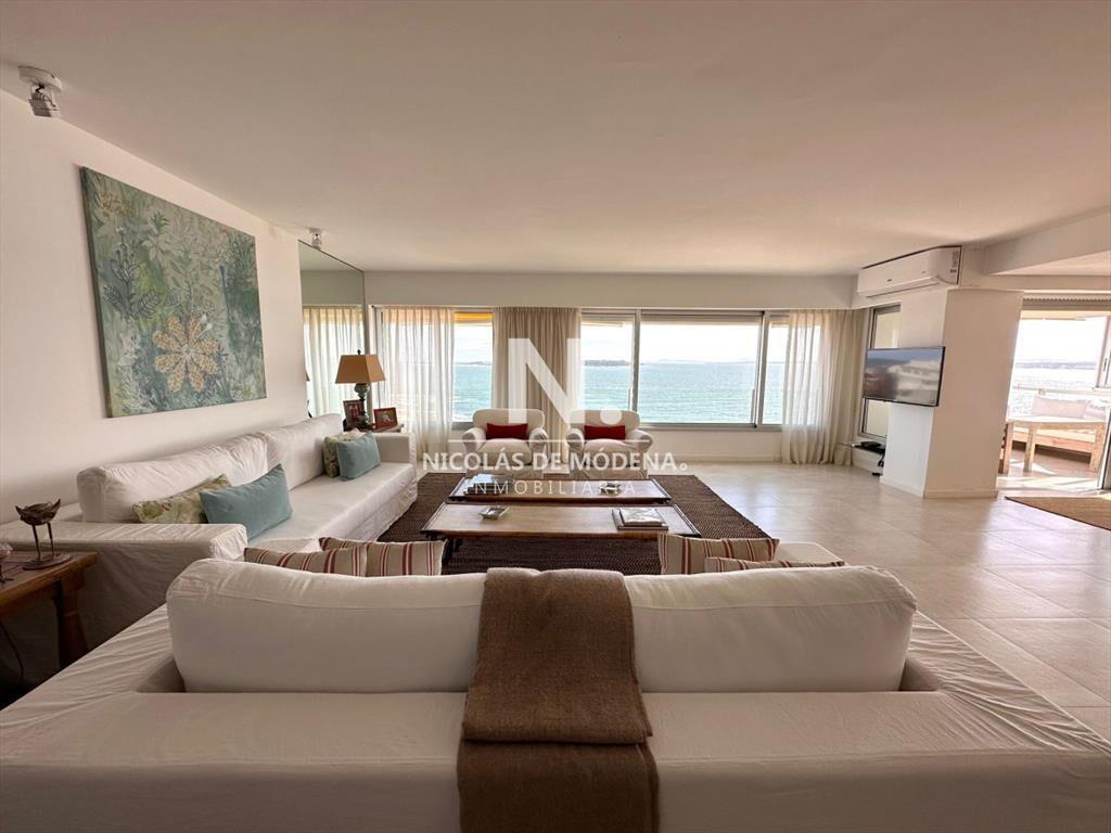 En venta apartamento semi-piso en torre Malecon