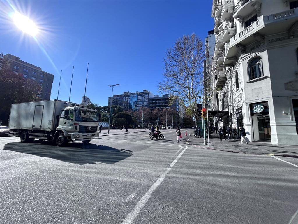 Alquiler local comercial sobre Av 18 de Julio