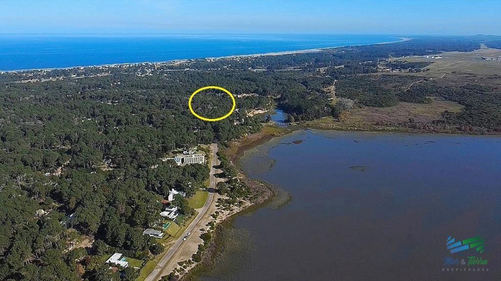 Venta de terreno de 1494 m2 en club del lago