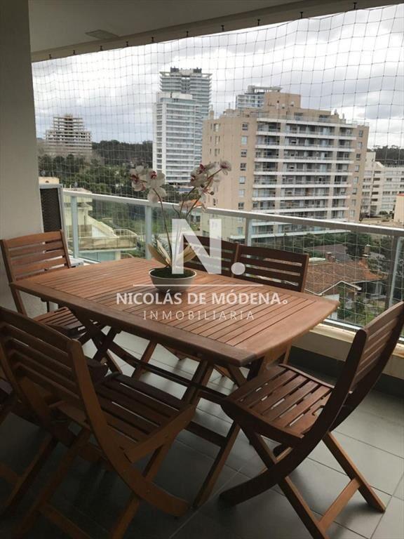 Vende apartamento de 2 dormitorios en Punta del