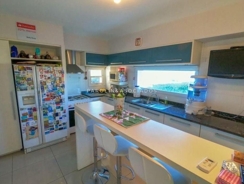 Hermosa casa en venta de 4 dormitorios frente al