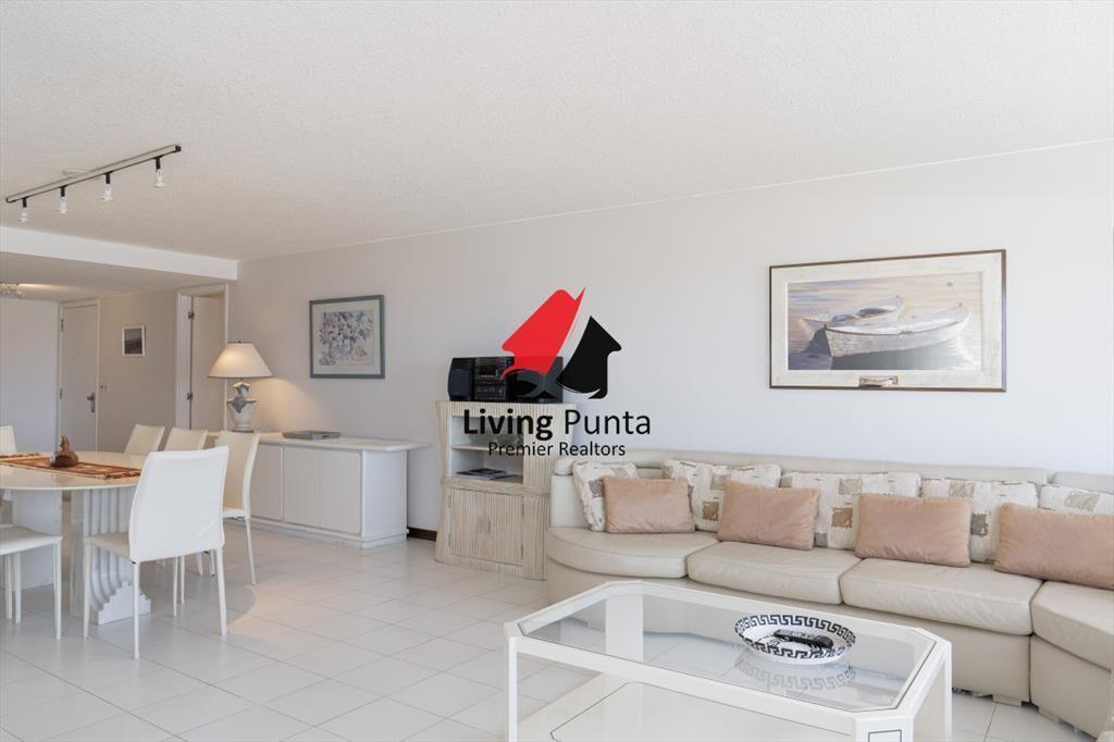Venta de apartamento de 3 dormitorios y dep. de