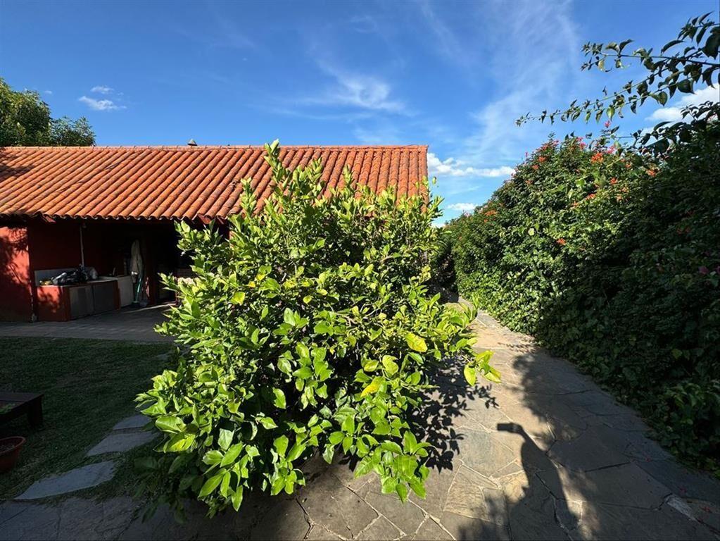 CASA DE 3 DORMITORIOS Y 3 BAÑOS MACARI VENDE