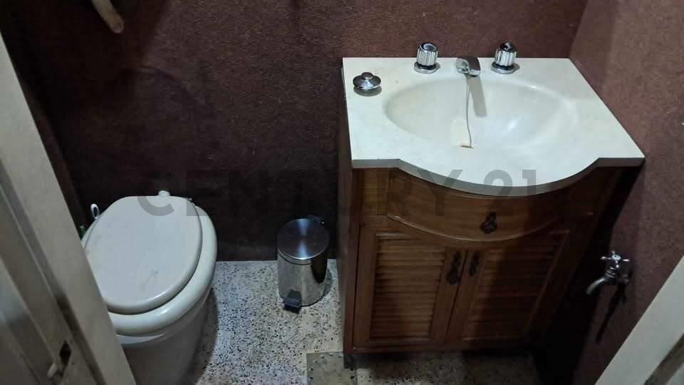 Venta/OFICINA,CONSULTORIO/ Próximo IMM/ a metros de 18 de...