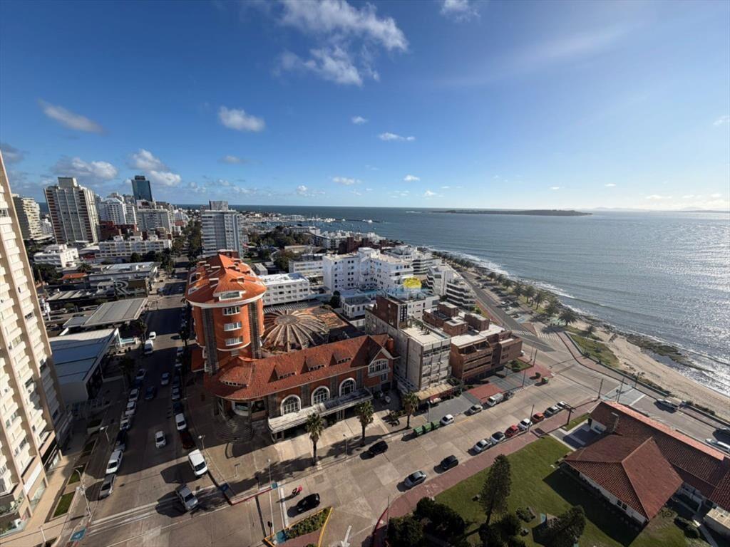 Apartamento de 2 dormitorios y servicio en anual