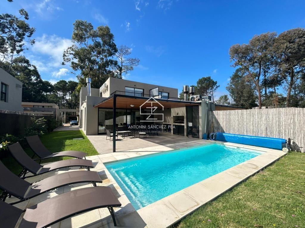Venta casa cinco dormitorios Punta del este