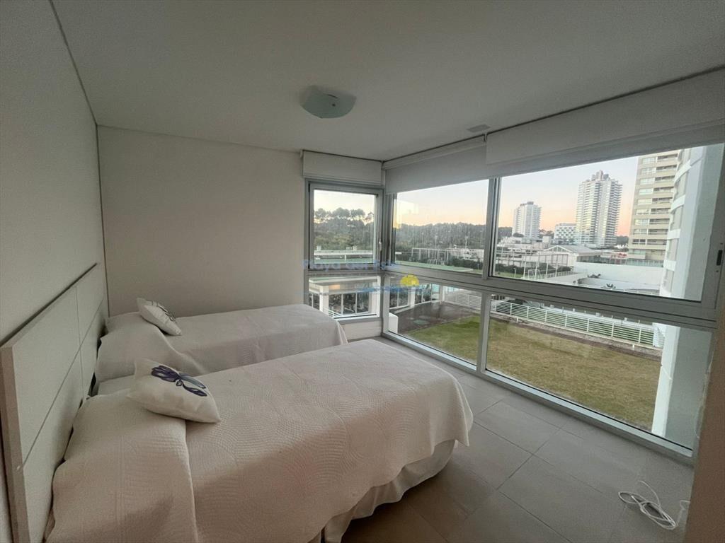 Apartamento en Alquiler de 3 Dormitorios en Punta
