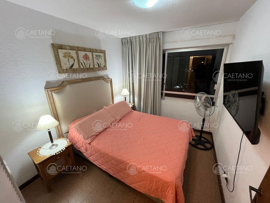 Vende apartamento de 2 dormitorios en Punta del