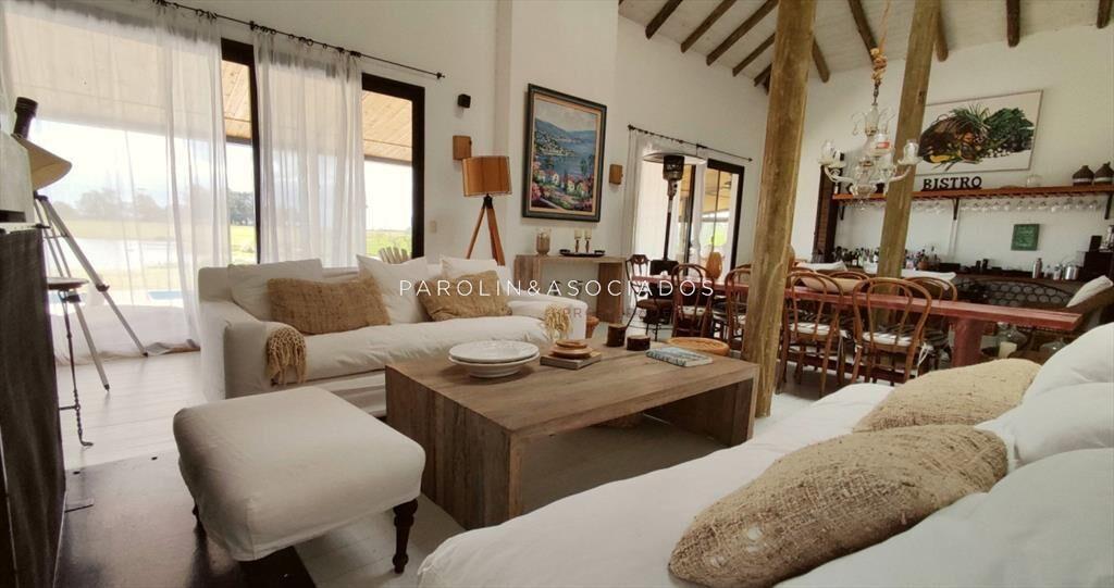 Venta de Hermosa Casa sobre la laguna en El