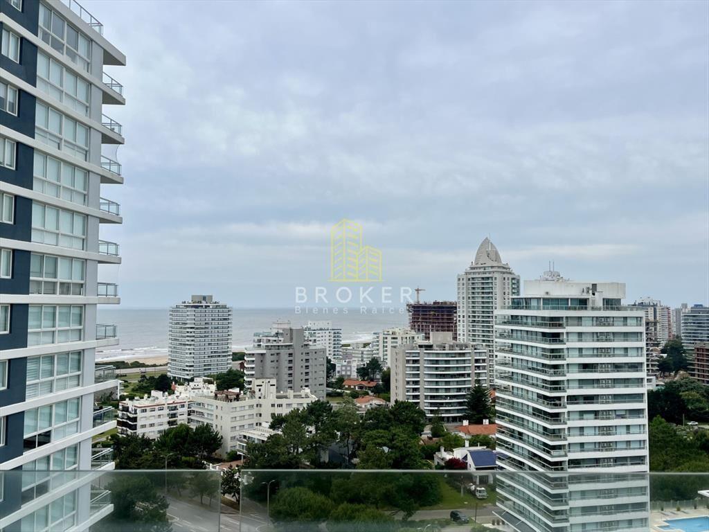 Venta Apartamento de 4 dormitorios a metros del