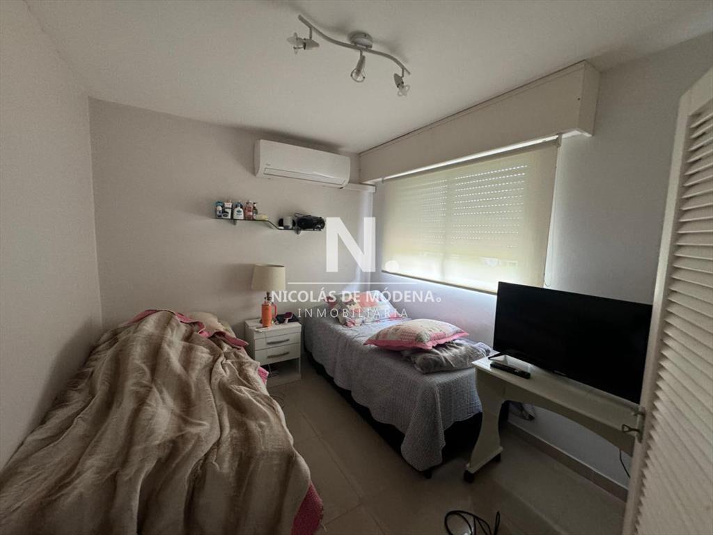 Vende apartamento en edificio de primera fila,