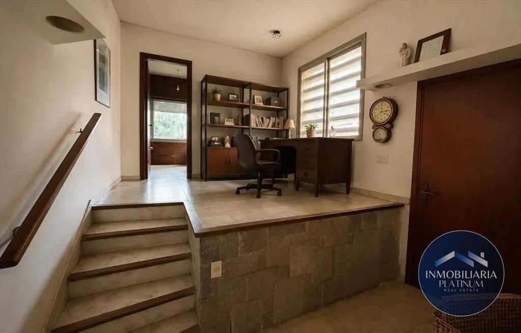 Casa en venta c/ cochera y amplio terreno en Parque Batlle