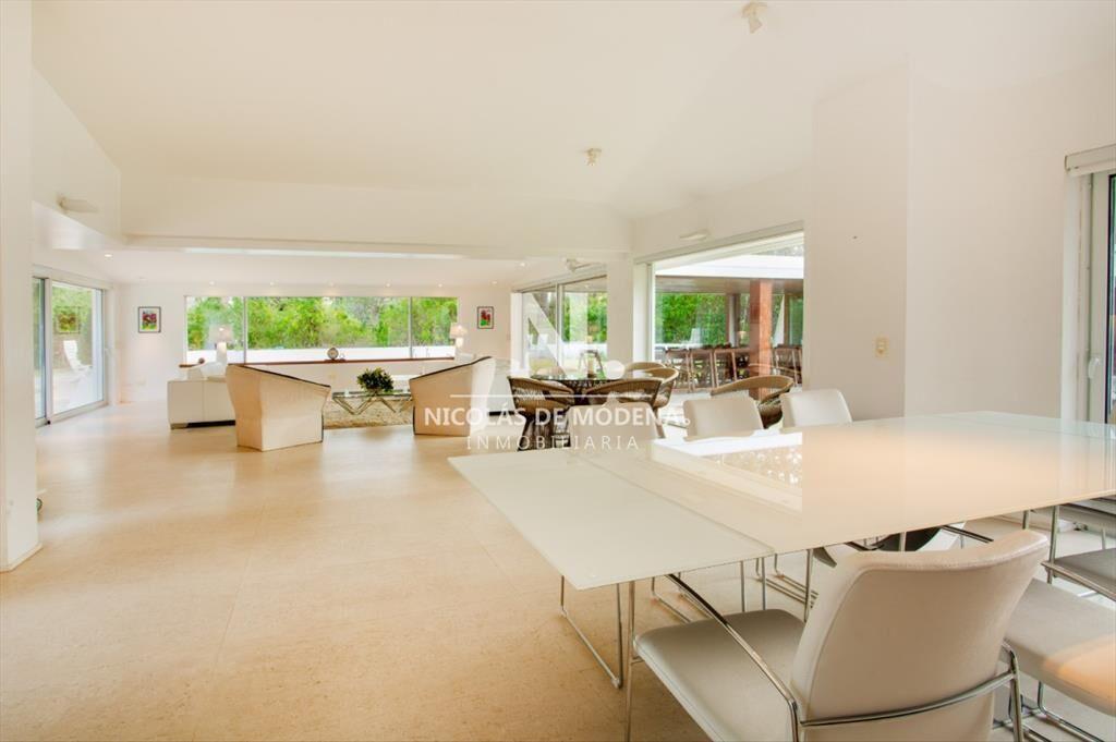 En venta casa en Lugano de 4 dormitorios, con piscina y par