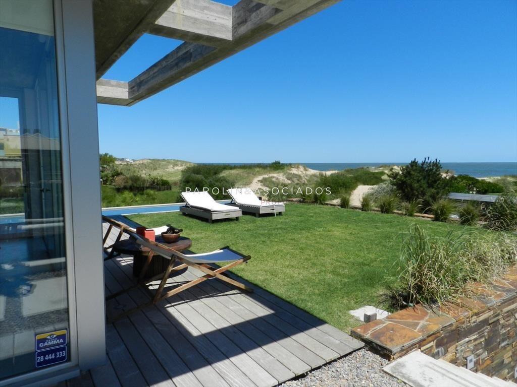 Moderna casa frente al mar en venta en TÃo Tom,