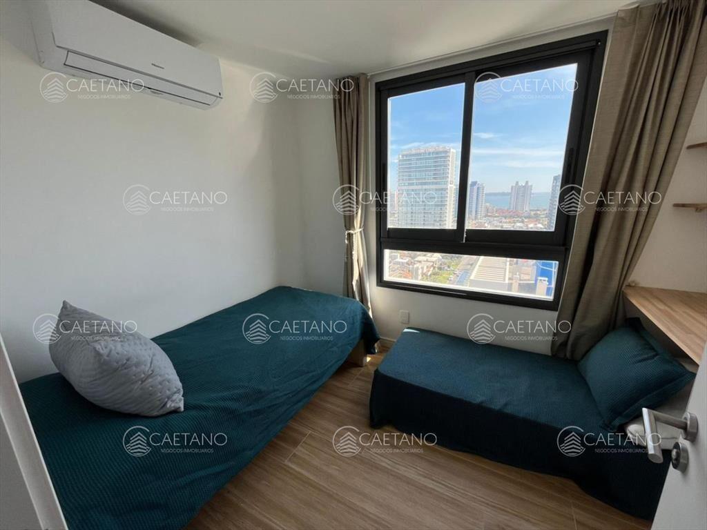 Vende apartamento de 2 dormitorios en Punta del