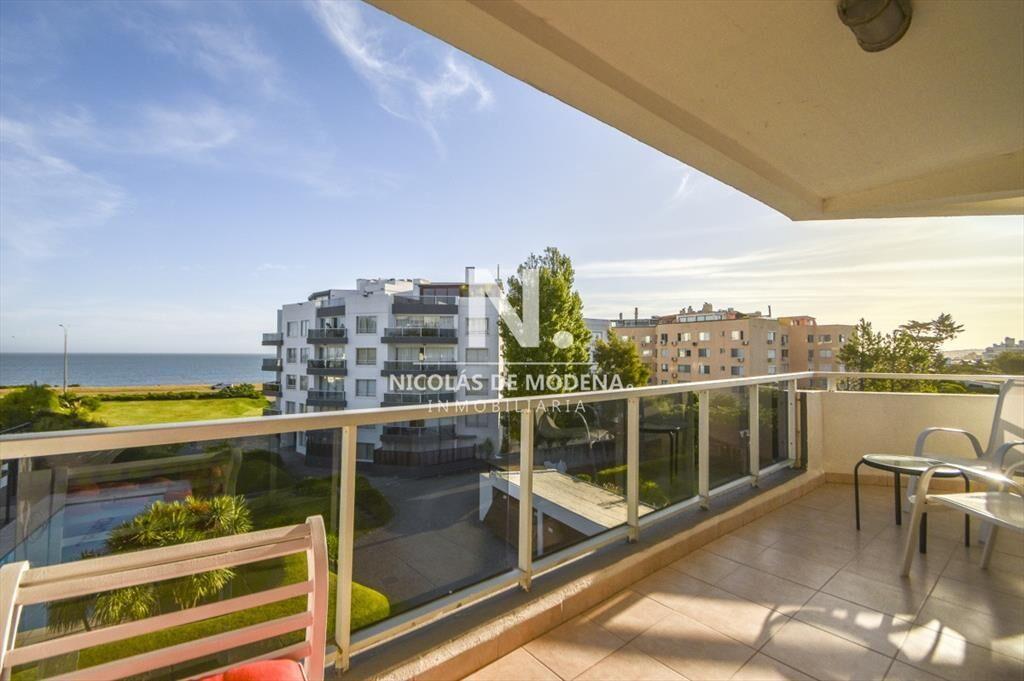 Espectacular Apartamento de Tres Dormitorios al -