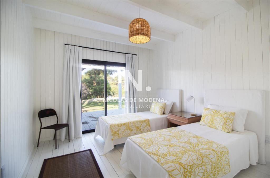 Vende casa en Laguna escondida de 4 dormitorios.