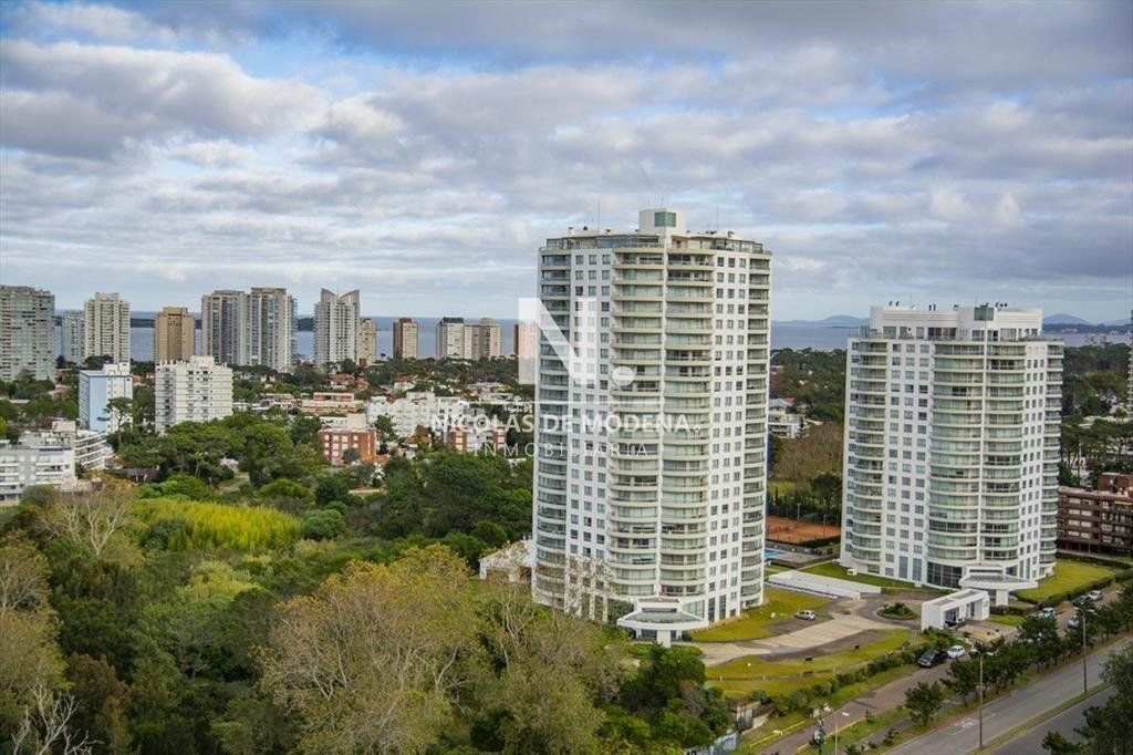 Departamento en piso alto en venta. Torre One.
