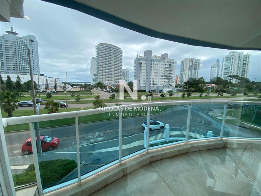 Apartamento de 3 dormitorios en Venta en Playa -