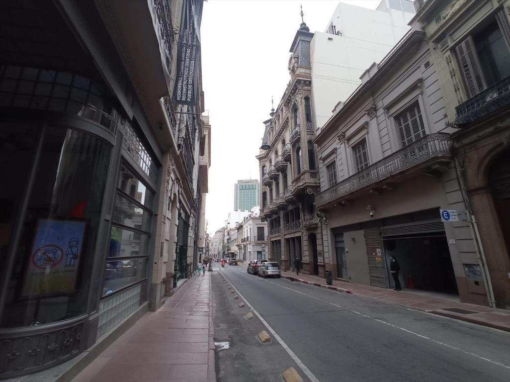 Rincón casi Plaza Matriz, mega local de 10 mts de frente, 7