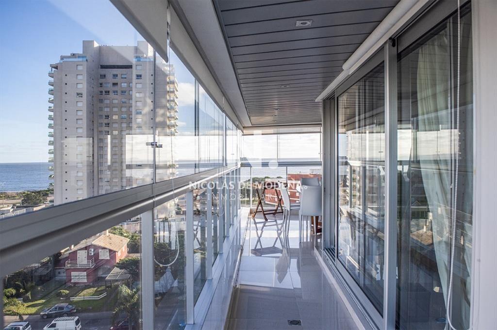 Vende apartamento de 2 dormitorios esquinero en
