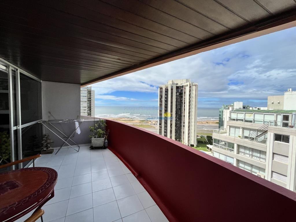 edificio en zona brava, muy cerca de la peninsula