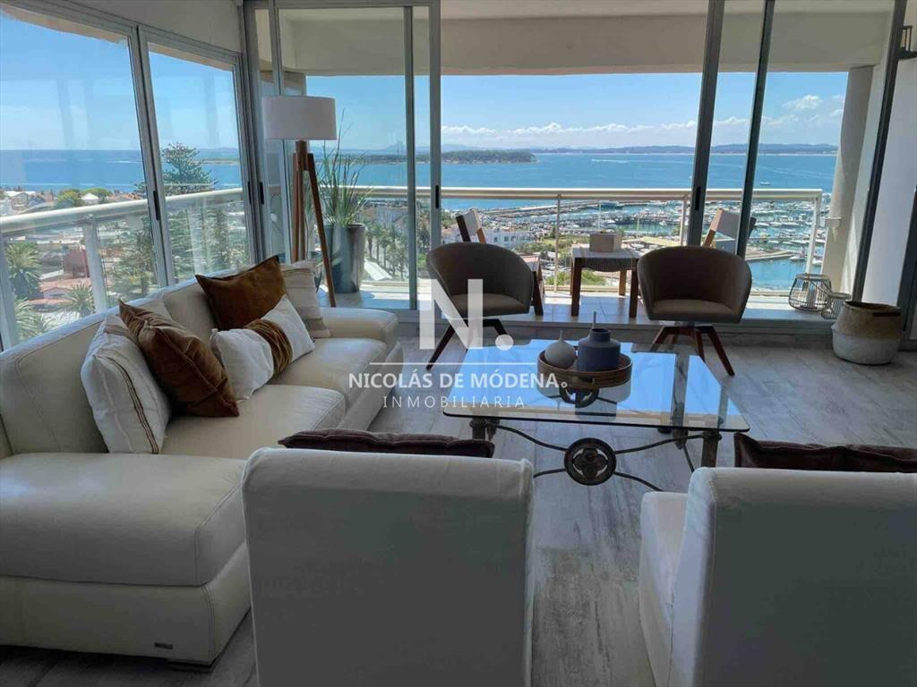 Apartamento de tres dormitorios en alquiler, del